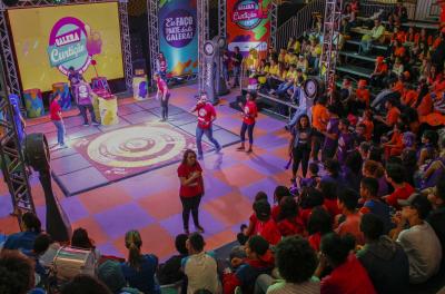 Entrevistas, apresentações e jogos de perguntas e respostas a respeito de temas como sexualidade, gênero e prevenção a infecções sexualmente transmissíveis fazem parte dos programas de auditório do Galera Curtição