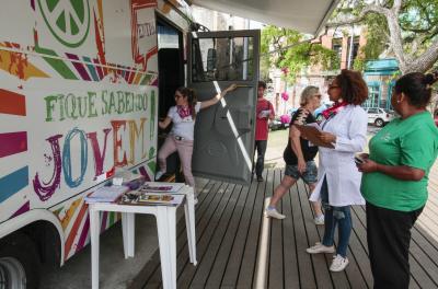 Testes rápidos de HIV, sífilis e hepatites B e C estarão disponíveis durante a programação da 64ª Feira do Livro de Porto Alegre, na Praça da Alfândega, pela unidade móvel do projeto Fique Sabendo.