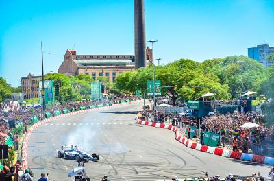 Rubinho Barrichello acelera carro de Fórmula 1 na orla do Guaíba