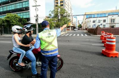 EPTC faz ação educativa com ciclistas e pedestres