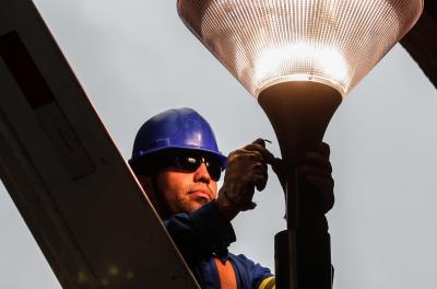 SMSUrb faz manutenção em 260 pontos de iluminação nesta segunda