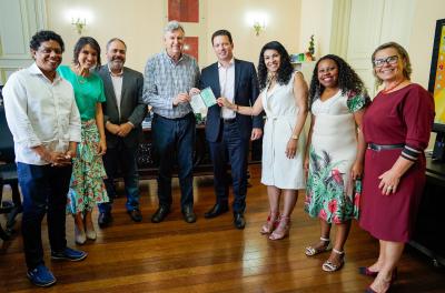 Prefeitura recebe doação de veÃculo para polÃticas do povo negro