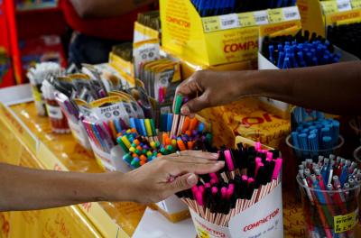 Procon realiza monitoramento de preços do material escolar