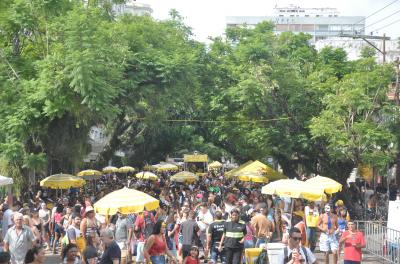 Carnaval de rua reúne mais de 40 mil pessoas na Cidade Baixa