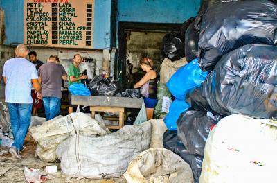 Prefeitura faz blitz de fiscalização em centros de reciclagem