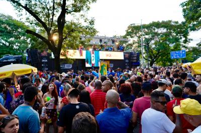 Carnaval de rua reúne mais de 50 mil foliões na Praça Garibaldi