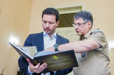 Pujol presenteou o Marchezan com o livro Forte Caxias