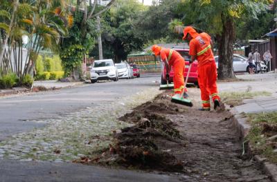 Capina em praças da Capital