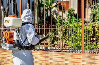 Semana começa com aplicação de inseticida no Santa Rosa de Lima
