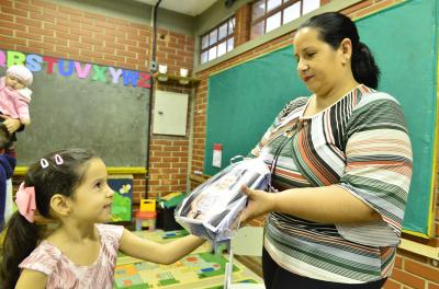 Mães ganham fotografias feitas por equipe da prefeitura