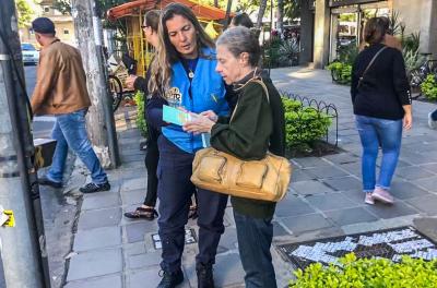 EPTC orienta pedestres idosos sobre travessia segura