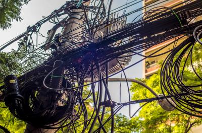 Decreto obriga empresas a retirarem fios excedentes de postes