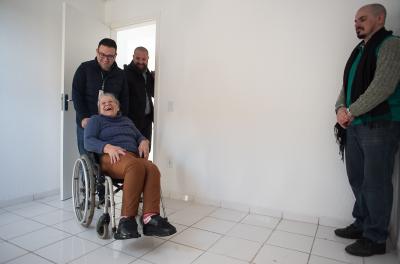 Famílias da Vila Nazaré ganham novas casas