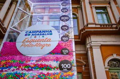 Desfile marca doação de 175 mil peças à Campanha do Agasalho