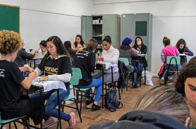 Profissionalização de alunos de EJA