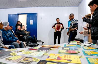 Sarau literário da Smed no Rubem Berta reúne 45 jovens