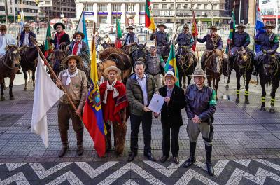 Cavalgada marca inÃcio da Semana do Equador em Porto Alegre