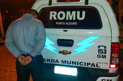 Homem é detido com drogas em blitz no bairro Moinhos de Vento
