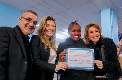 Prefeitura entrega certificados para pessoas em situação de rua
