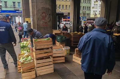 Ação apreende alimentos irregulares no Centro de Porto Alegre