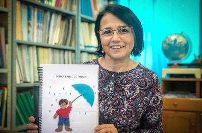 Professora da rede é finalista em prêmio europeu do livro tátil