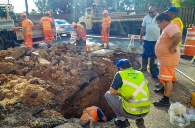 Dmae realiza conserto de rede de água na avenida Mauá