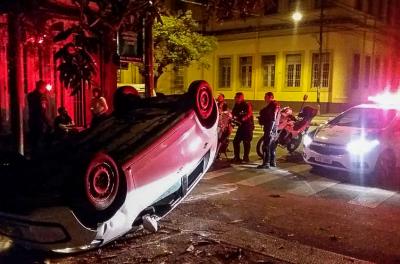 Motorista foge de blitz e capota veículo no bairro Farroupilha