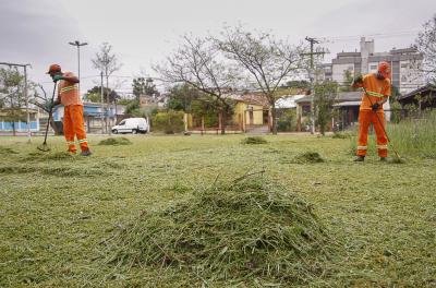 Equipes realizam serviços em praças nesta terça-feira