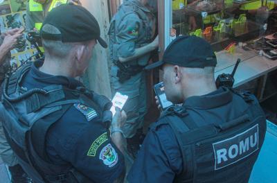 Operação integrada fiscaliza venda de celular roubado no Centro