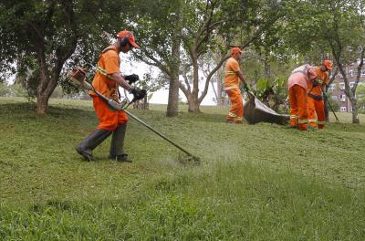 Equipes realizam serviços em praças nesta terça-feira