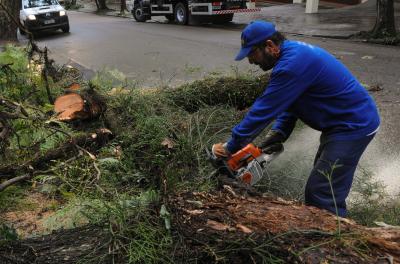 Prefeitura mantém equipes nas ruas para amenizar efeitos da chuva