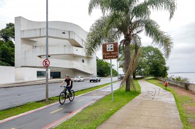 Prefeitura implanta obras de acessibilidade e travessia segura em frente ao Iberê Camargo