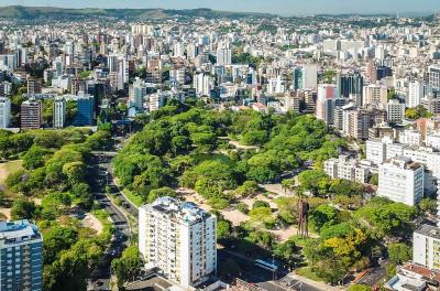    Dmae trabalha na rede de esgoto na rua Vinte e Quatro de Outubro