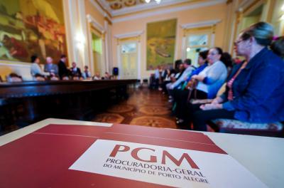 Prefeitura entrega matrículas do Loteamento do Prado