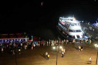 Barcos turísticos promovem Réveillon no Guaíba