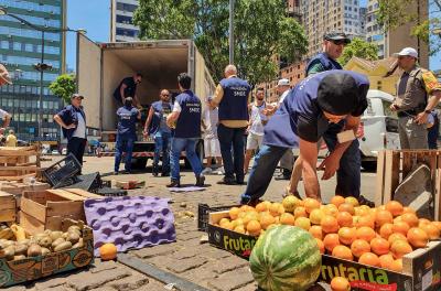 Prefeitura doa mais de uma tonelada de frutas apreendidas em fiscalização