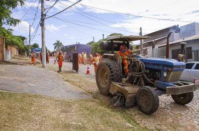 Aumenta capina em vias e praças e cai o número de reclamações