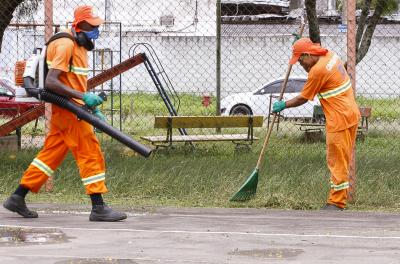 Prefeitura amplia capina de praças e diminui custos do serviço