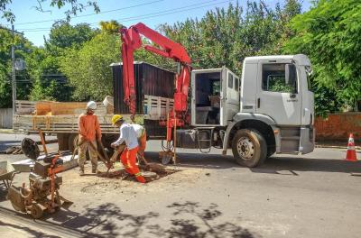Manutenção das tampas de ferro continua no Centro da Capital