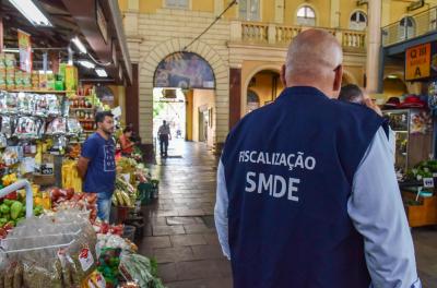 Fiscalização fecha 11 estabelecimentos no Mercado Público