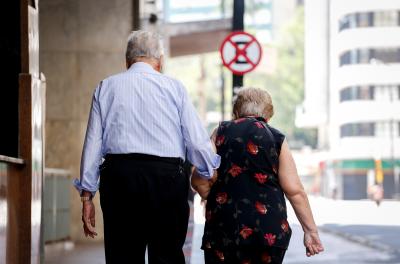 Deslocamento de idosos pela rua está restrito por decreto