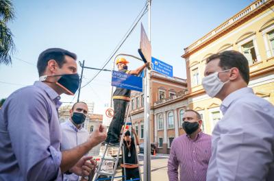 Começam as instalações das novas placas de rua da Capital