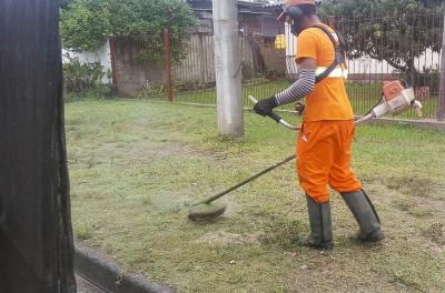 Serviços de capina e roçada ocorrem em oito bairros nesta quarta