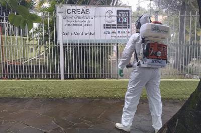 Locais públicos recebem desinfecção nesta terça-feira