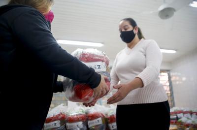 Prefeitura entrega alimentos para famílias de cinco mil crianças da educação infantil