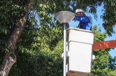 Equipes fazem manutenção em 166 pontos de iluminação pública