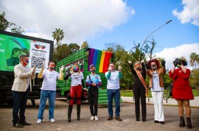 Prefeito e primeira-dama participam de drive-thru solidário do Dia do Orgulho LGBTQI+