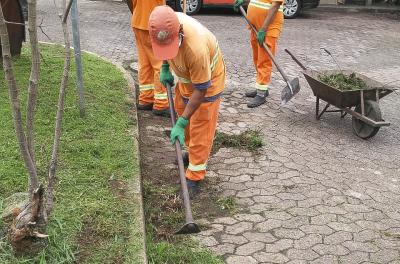 Prefeitura realiza serviços de capina e roçada nesta segunda-feira