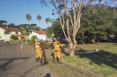 Prefeitura realiza serviços de capina e roçada nesta sexta-feira