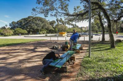 Prefeitura remove mais bancos da Redenção para pintura